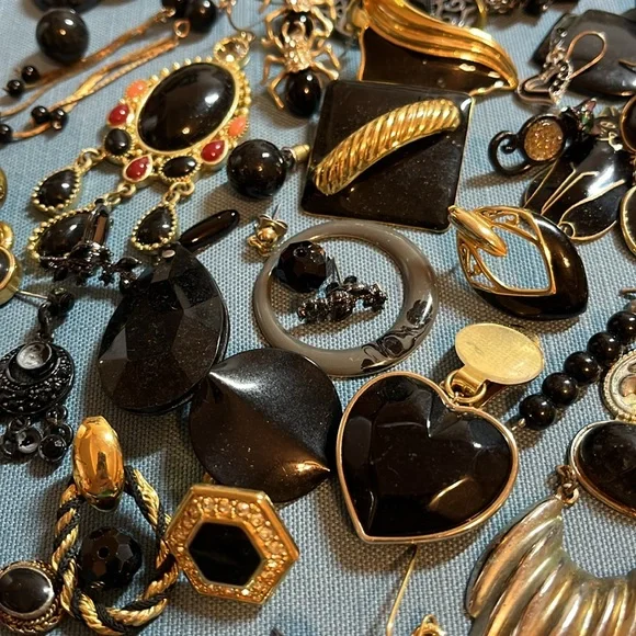 Black single earring lot, vintage to now, 55+ pieces - Picture 9 of 12